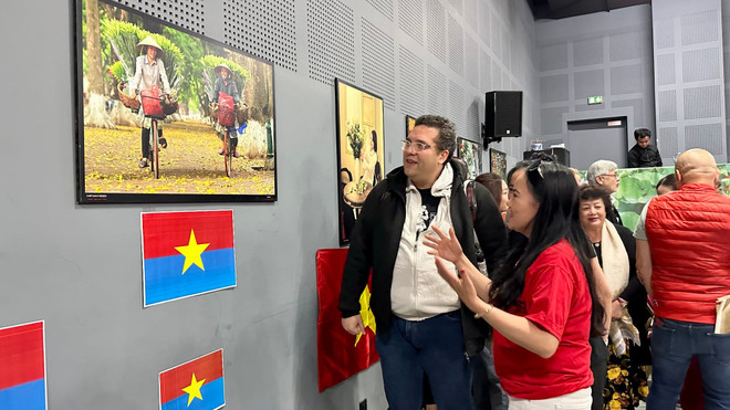 Visiteurs à l'exposition photographique "Vietnam : 50 ans d'unification et de développement". Photo: VNA 494356730-9622689507768160-8247430333947986026-n.jpg