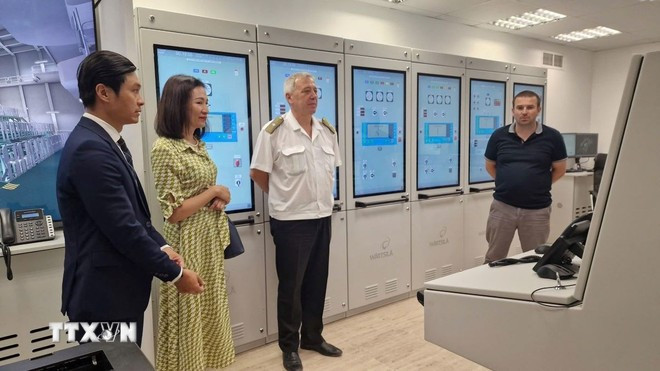 L’ambassadrice du Vietnam en Bulgarie, Nguyên Thi Minh Nguyêt visite l’Académie navale Vaptsarov. Photo: VNA bugary.jpg