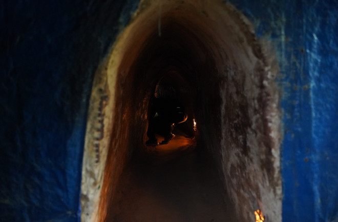 Au cœur de ce réseau souterrain, on découvre des espaces étonnamment vastes, conçus pour le repos, le stockage d'armes et des provisions alimentaires. On y trouvait également un puits d'eau essentiel, le bureau des commandants et même une clinique rudimentaire. Photo: VNA cu-chi-4.jpg