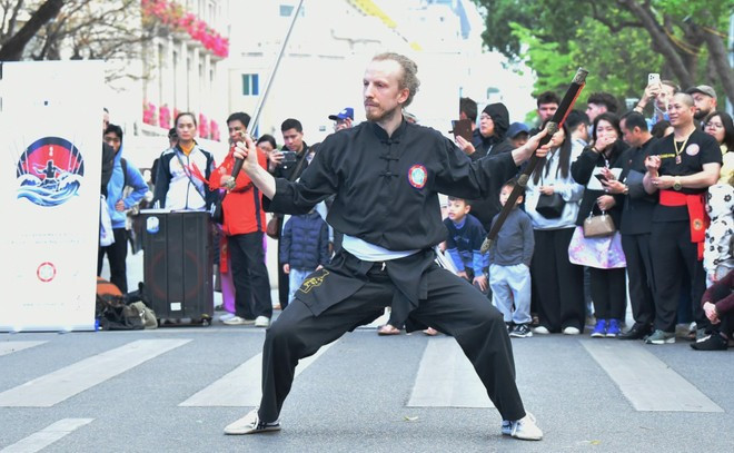L'artiste martial belge Jean-Philippe Crèvecœur se produit dans l'espace piétonnier au tour du lac Hoan Kiem (Epée restituée) au cœur de Hanoï. Photo: Vietnam+ thuyphap.jpg
