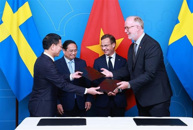 Les deux Premiers ministres assistent à l'échange d'un accord de partenariat stratégique sectoriel entre le Vietnam et le Suède. Photo: VNA vna-potal-thu-tuong-pham-minh-chinh-hoi-dam-voi-thu-tuong-thuy-dien-8090472.jpg