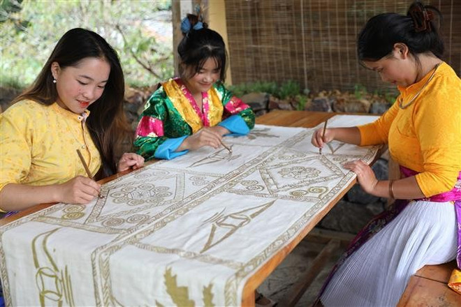 Des femmes du village de Lô Lô Chai perpétuent le métier de broderie traditionnelle et créent des produits destinés au tourisme communautaire. Photo : VNA anh-6-15.jpg