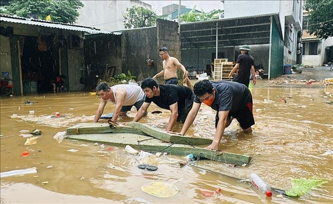 Des habitants à Ha Giang commencent à nettoyer leurs maisons après les inondations. Photo: VNA kp-031025.jpg