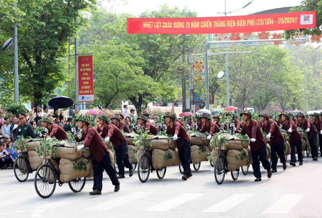 Défilé dans la ville de Dien Bien en l’honneur du 70e anniversaire de la Victoire de Dien Bien Phu. Photo: VNA 10-su-kien-trong-nuoc-so-4.jpg
