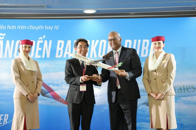 Un représentant d'Emirates remet un cadeau au vice-président du Comité populaire de Da Nang, Tran Chi Cuong (2e à partir de la gauche). Photo : Sun Group ong-nabil-sultan-tang-qua-dac-biet-tu-emirates-toi-ong-tran-chi-cuong.jpg