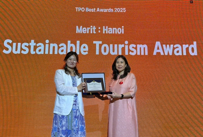 Lors de la 12e Assemblée générale de l’Organisation pour la promotion du tourisme des villes mondiales (TPO), Hanoï a été distinguée dans la catégorie « Tourisme durable » des TPO Best Awards 2025. Photo: VNA vna-potal-ha-noi-duoc-vinh-danh-du-lich-ben-vung-tang-toc-chuyen-doi-xanh-nang-tam-diem-den-826659910-13-4-29.jpg