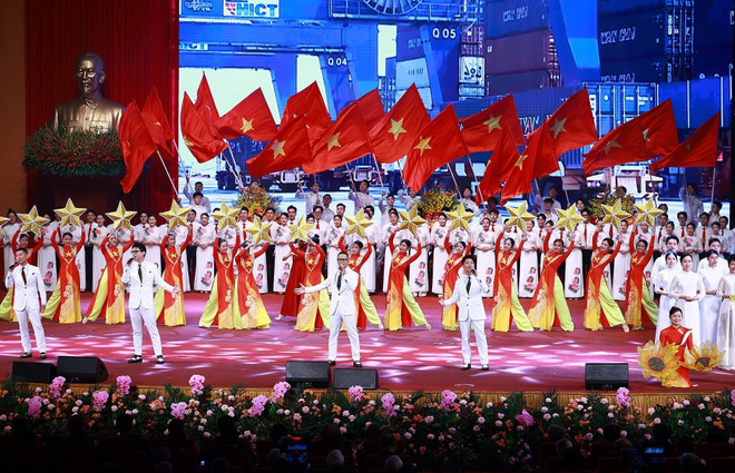 Programme artistique en l'honneur du 80e anniversaire de la fondation du gouvernement. Photo : VNA vna-potal-tong-bi-thu-to-lam-du-le-ky-niem-80-nam-thanh-lap-chinh-phu-8222500-1.jpg