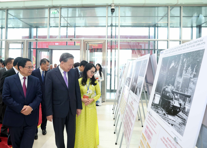 Le secrétaire général du Parti, Tô Lâm et le Premier ministre Pham Minh Chinh visite l'exposition « Sous le drapeau du Parti, 80 ans du gouvernement au service de la Patrie et du peuple ». Photo: VNA vna-potal-tong-bi-thu-to-lam-du-le-ky-niem-80-nam-thanh-lap-chinh-phu-8222252.jpg