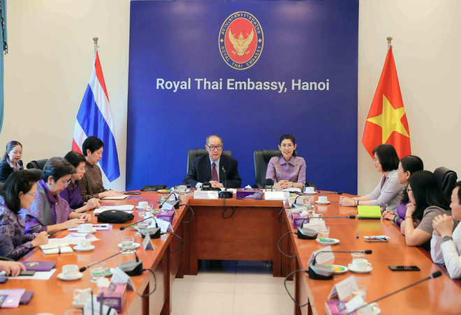 Rencontre de la délégation de la Princess Maha Chakri Award Foundation avec des enseignants vietnamiens récompensés. Photo: VNA 14a3a3b1-d9ce-4fe0-bfe9-0fa19d853bee.jpg