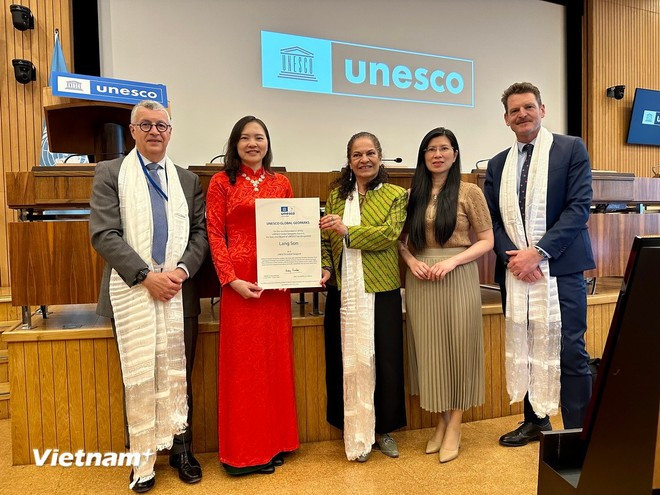Remise du certificat du géoparc de Lang Son à la représentante de la Mission permanente du Vietnam auprès de l'UNESCO. Photo: VNA cong-vien-dia-chat-lang-son-3.jpg