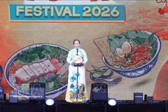 La vice-présidente du Comité populaire municipal, Nguyen Thi Anh Thi, s’exprimant lors de la cérémonie d’ouverture du Festival. Photo : VNA