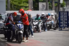 Des habitants font la queue pour faire le plein d’essence à Quezon City (Philippines), le 9 mars. Photo : AFP