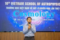 Le Dr Nguyen Nhat Minh, premier Vietnamien à recevoir le prix Buchalter de cosmologie 2024 décerné par l'American Astronomical Society, préside VSOA 10. Photos : ICISE