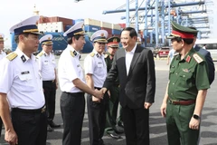 Le Premier ministre Sonexay Siphandone visite le port de Tan Cang-Cat Lai de la Compagnie générale de Tân Cang Saigon. Photo : VNA