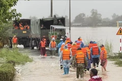 De nombreux officiers, soldats et véhicules spécialisés continuent de pénétrer plus profondément dans la zone inondée de la commune de Hoa Thinh, Dak Lak. Photo : VNA