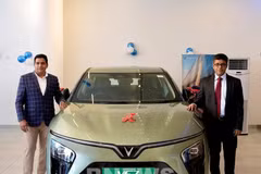 Tapan Ghosh (à droite), PDG de VinFast India, et Santosh Dhone, directeur de VinFast Hadapsar & Baner à Pune, lors de la cérémonie d'inauguration de la concession. (Photo : VNA)