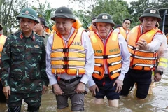 e secrétaire général du Parti, To Lam, s'est rendu le 2 novembre à Huê, ville du centre du Vietnam, où il a offert des cadeaux aux habitants durement touchés par les récentes inondations. Photo : VNA