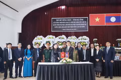 Le Comité spécial de la capitale Vientiane et le Comité spécial de la province de Ha Tinh procèdent à la remise du procès-verbal de transfert des restes des martyrs. Photo : VNA