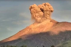 Le volcan Kanlaon entre en éruption le 13 mai, projetant un panache de cendres dans le ciel. (Photo : Guardian News)