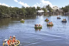 De nombreux touristes font des excursions en bateau autour du village de palmiers à nipa de Cẩm Thanh pour découvrir l'un des plus beaux villages du monde. Photo : VNA