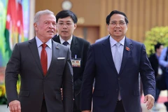 Le Premier ministre Pham Minh Chinh (droite) et le roi de Jordanie Abdullah II Ibn Al-Hussein. Photo . VNA