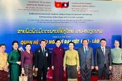 Dans le cadre de la visite d’État au Laos du Secrétaire général Tô Lâm, Mme Ngô Phuong Ly, épouse du dirigeant vietnamien, et Mme Naly Sisoulith, épouse du Secrétaire général et Président lao Thongloun Sisoulith, ont présidé le 2 décembre à Vientiane la cérémonie d’ouverture de la Semaine du cinéma vietnamien au Laos ainsi que de l’exposition photographique « Grande amitié Vietnam–Laos ». Photo : VNA