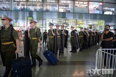 Arrivée d'un contingent militaire russe à Hanoï pour le défilé de la Fête nationale