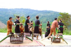 Une des activités dans la Fête d’accueil du premier coup de tonnerre de l’année de l'ethnie d'Ơ Đu dans la commune de Nga My, district de Tuong Duong, province de Nghệ An. Photo : VNA