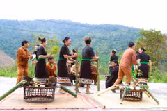Une des activités dans la Fête d’accueil du premier coup de tonnerre de l’année de l'ethnie d'Ơ Đu dans la commune de Nga My, district de Tuong Duong, province de Nghệ An. Photo : VNA