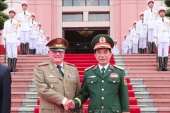 Le général d’armée Phan Van Giang, membre du Bureau politique, vice-secrétaire de la Commission militaire centrale et ministre vietnamien de la Défense (droite) et le général d’armée Álvaro López Miera, membre du Bureau politique et ministre des Forces armées révolutionnaires de Cuba. Photo : VNA