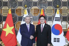 Le secrétaire général du Parti communiste du Vietnam Tô Lâm (gauche) et le président de l’Assemblée nationale sud-coréenne, Woo Won Sik. Photo : VNA