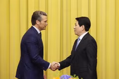 Le président de la République, Luong Cuong (droite) et le secrétaire américain à la Guerre, Pete Hegseth. Photo : VNA