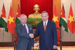 Le secrétaire général du Parti communiste du Vietnam, Tô Lâm, (droite) et le roi de Jordanie Abdullah II Ibn Al-Hussein, en visite officielle au Vietnam. Photo : VNA