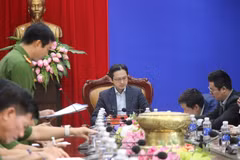 Le vice-ministre des Affaires étrangères Do Hung Viet lors d'une visite d'inspection du travail d'absolution à la prison de Phu Son 4 dans la province septentrionale de Thai Nguyen. Photo : VNA