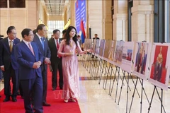 Le Premier ministre vietnamien Pham Minh Chinh et son homologue lao Sonexay Siphandone lors de l'exposition de photos. Photo : VNA