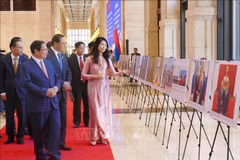 Le Premier ministre vietnamien Pham Minh Chinh et son homologue lao Sonexay Siphandone lors de l'exposition de photos. Photo : VNA