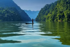 Le lac Ba Be est d’une beauté digne d’un conte de fées. Photo : Internet.