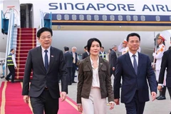 Le Premier ministre Lawrence Wong et sa suite ont été accueillis à l'aéroport international de Noi Bai par le ministre des Sciences et des Technologies, Nguyen Manh Hung. Photo . VNA