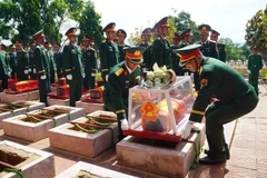 Réinhumation des restes de 26 martyrs rapatriés du Laos et du Cambodge à Kon Tum le 16 mai. (Photo : VNA)