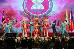 Un numéro artistique lors de la cérémonie d'ouverture du 37e Sommet de l'ASEAN. Photo : VNA