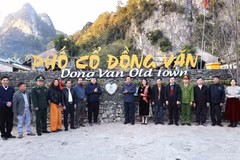 Des délégués assistant à la cérémonie de lancement du « Système d'enregistrement numérique et de points de fidélité » de l'Association touristique de la commune de Dong Van. Photo : VNA