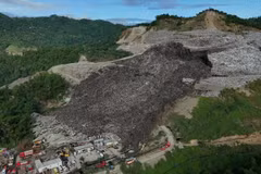 Une vue aérienne d'un énorme tas d'ordures qui s'est effondré dans une installation de tri des déchets à Binaliw, Cebu, aux Philippines, le 9 janvier 2026. Photo AP