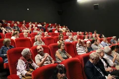 Un documentaire sur cinq villages artisanaux traditionnels du Vietnam a attiré un large public français au cinéma Cinéville de Lorient, où les projections affichent souvent complet. Photo : VNA