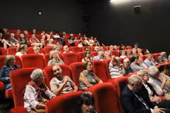 Un documentaire sur cinq villages artisanaux traditionnels du Vietnam a attiré un large public français au cinéma Cinéville de Lorient, où les projections affichent souvent complet. Photo : VNA