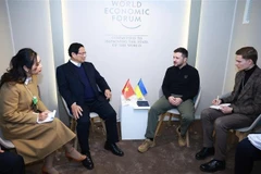 Le Premier ministre Pham Minh Chinh rencontre le président ukrainien Volodymyr Zelensky à Davos. Photo : VNA