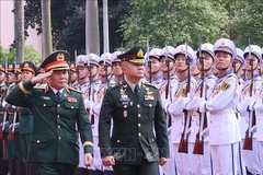 Le chef d'état-major général de l'Armée populaire vietnamienne et vice-ministre de la Défense, le général Nguyen Tan Cuong (gauche) et le chef des forces de défense thaïlandaises, le général Songwit Noonpackdee. Photo : VNA