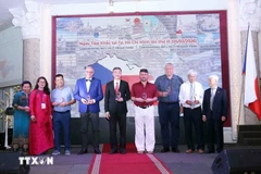 Des médailles commémoratives de l'Association d'amitié Vietnam-Slovaquie ont été remises à l'ambassadeur du Vietnam en République tchèque, Duong Hoai Nam, à Jozef Belicky, maire de Sala (région de Nitra, Slovaquie), ainsi qu'à des personnalités contribuant aux échanges entre les peuples d'Hô Chi Minh-Ville et de République tchèque et de Slovaquie. (Photo : VNA)