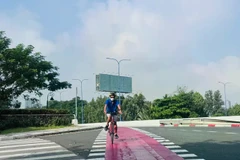 Hô Chi Minh-Ville met en service une voie cyclable sur l’avenue Mai Chi Tho. Photo : VNA