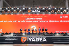 Les délégués procèdent à la cérémonie de coupe du ruban marquant l’inauguration de l’usine de production de motos électriques intelligentes YADEA dans la zone industrielle de Tân Hưng, province de Bac Ninh. Photo / VNA