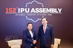 Le président de l’Assemblée nationale du Vietnam, Trân Thanh Mân, et la vice-présidente de l’Assemblée nationale du Laos, Sounthone Xayachack. Photo : VNA